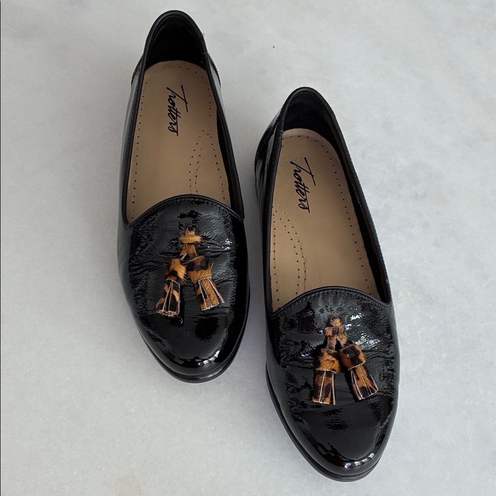 Trotters Women's Glossy Black Loafers with Brown Tassels